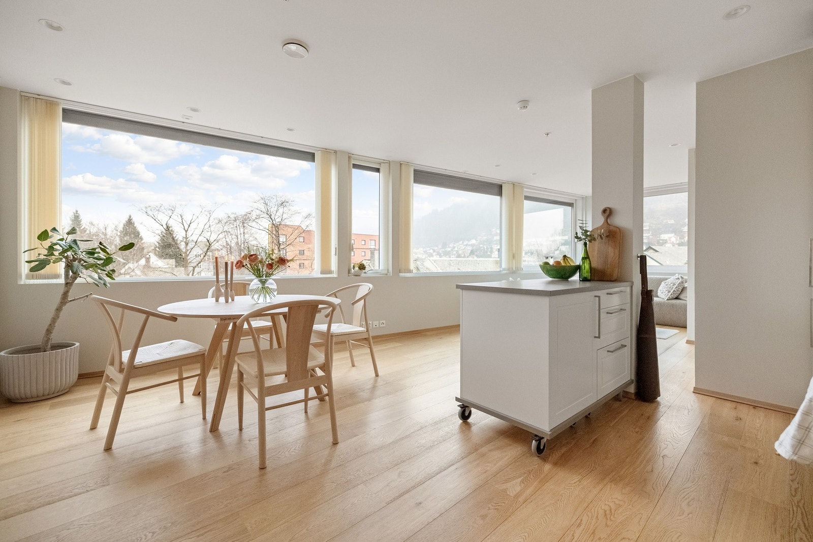 Stuen er åpen og luftig, med god takhøyde kombinert med mye naturlig lys fra vinduene. Galleribilde