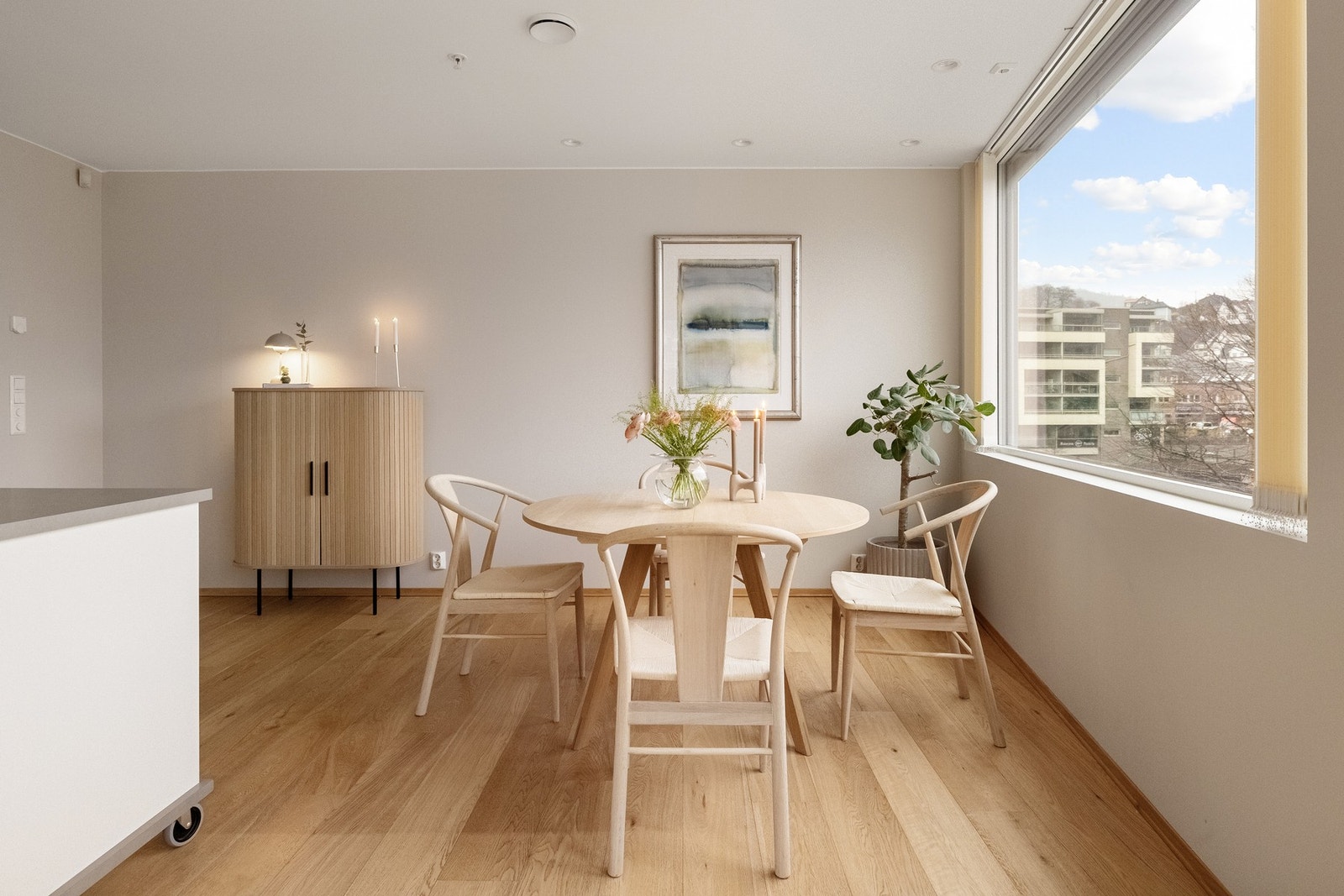 I stuen kan du innrede med sofagruppe, TV- benk og spisebord. Galleribilde