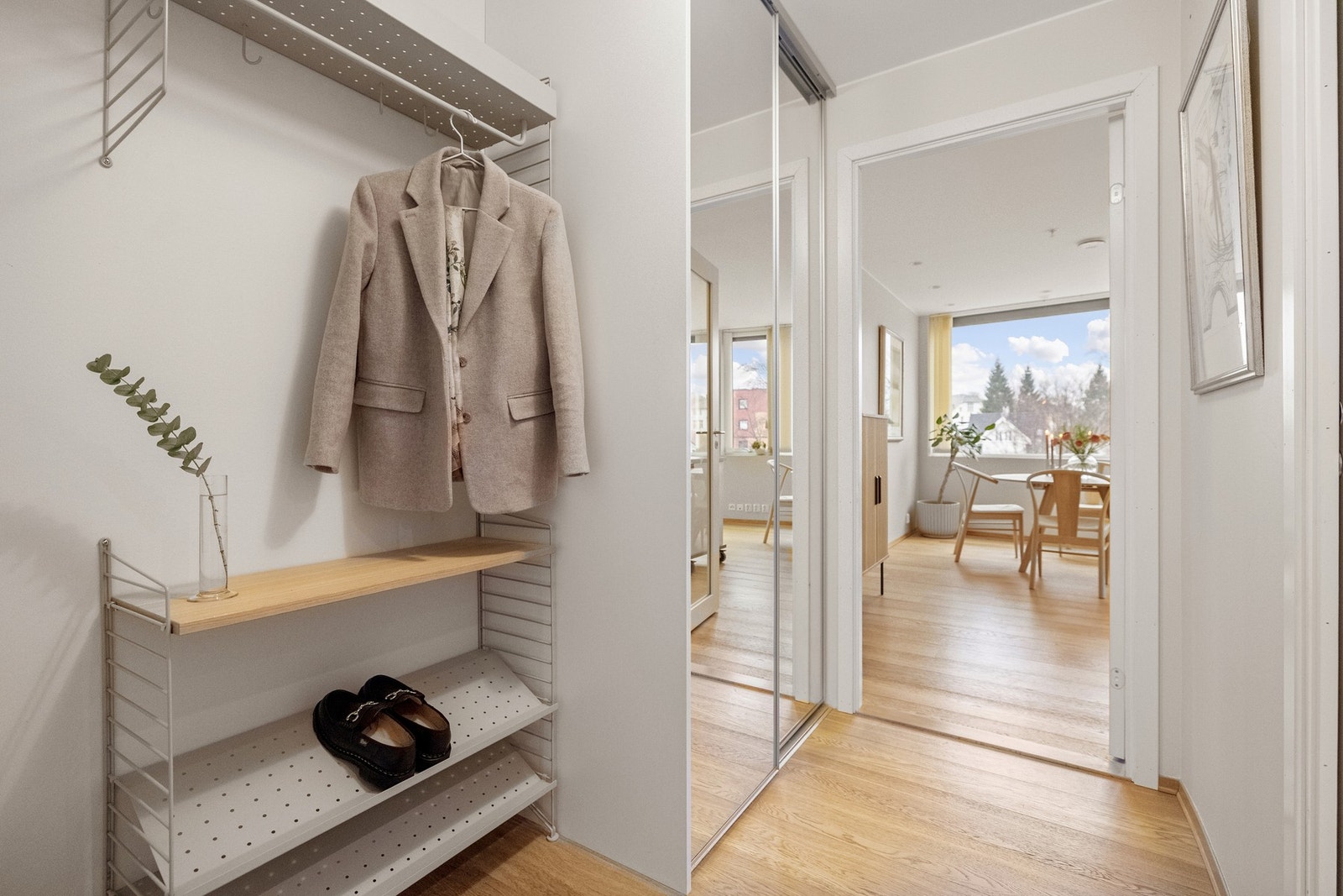 Entréen fremstår som lys og innbydende med god plass til oppbevaring av jakker og sko. Her har du også en garderobeløsning for ekstra oppbevaring. Galleribilde