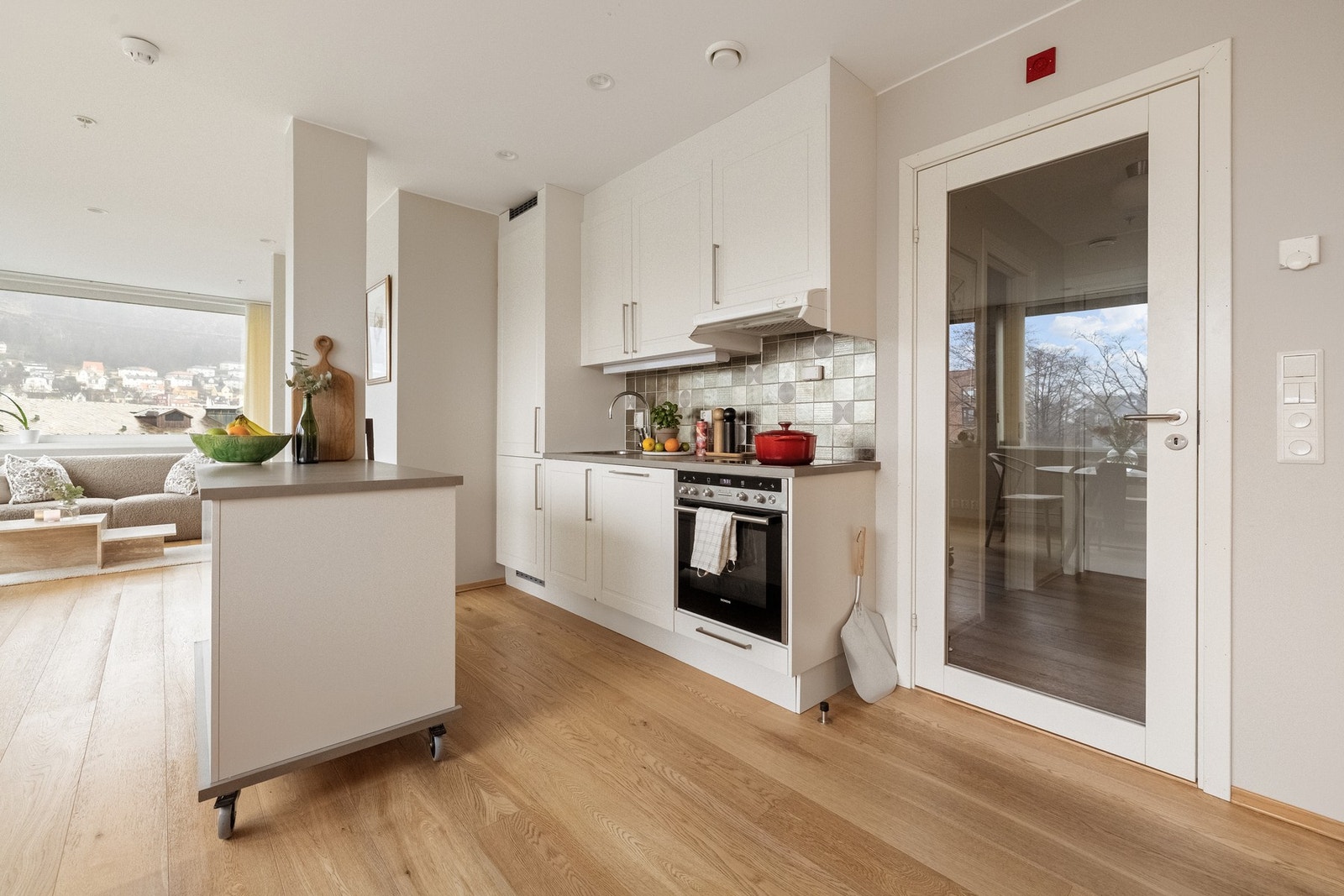 Kjøkkenet er moderne og tidsriktig, med god skap- og benkeplass. Her har du en praktisk og flyttbar kjøkkenøy, samt integrerte hvitevarer. Herunder stekeovn, platetopp med induksjon, kjøleskap med frysedel og oppvaskmaskin. Galleribilde