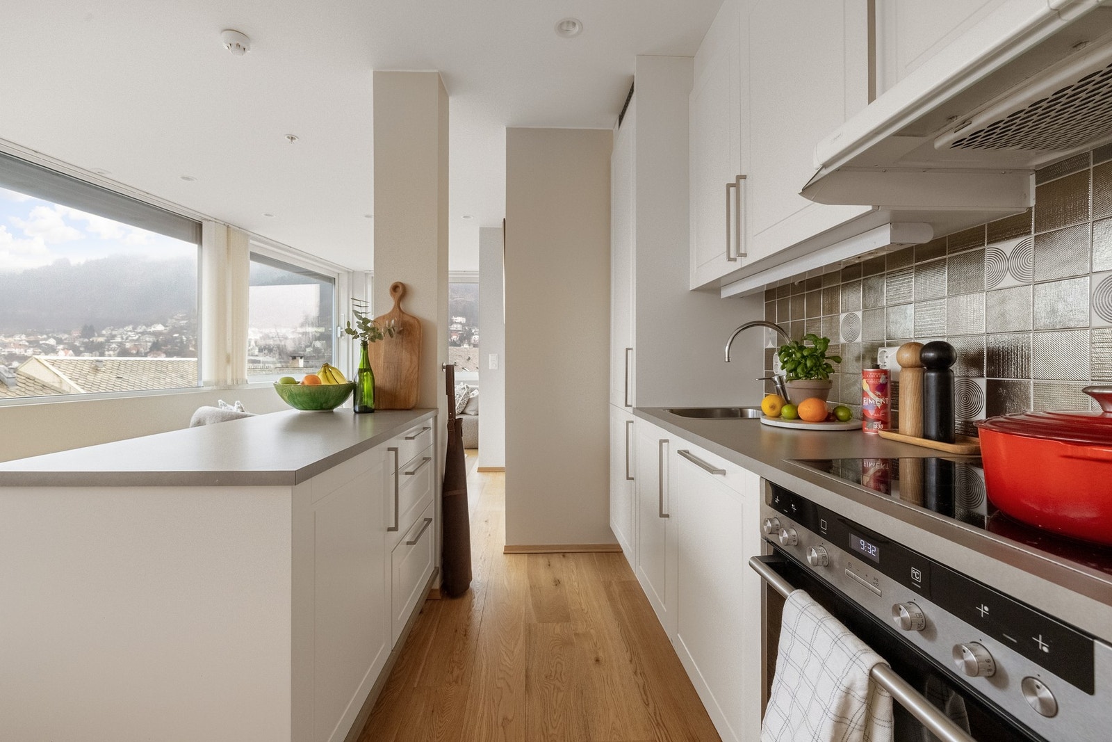 Kjøkkenet er moderne og tidsriktig, med god skap- og benkeplass. Galleribilde