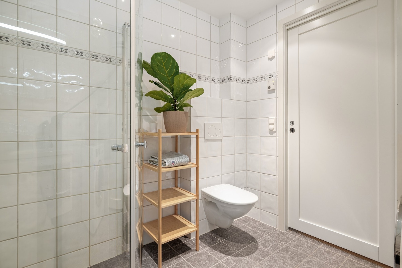 Badet fremstår moderne og tidsriktig, og det er vannbåren varme i gulv. Galleribilde