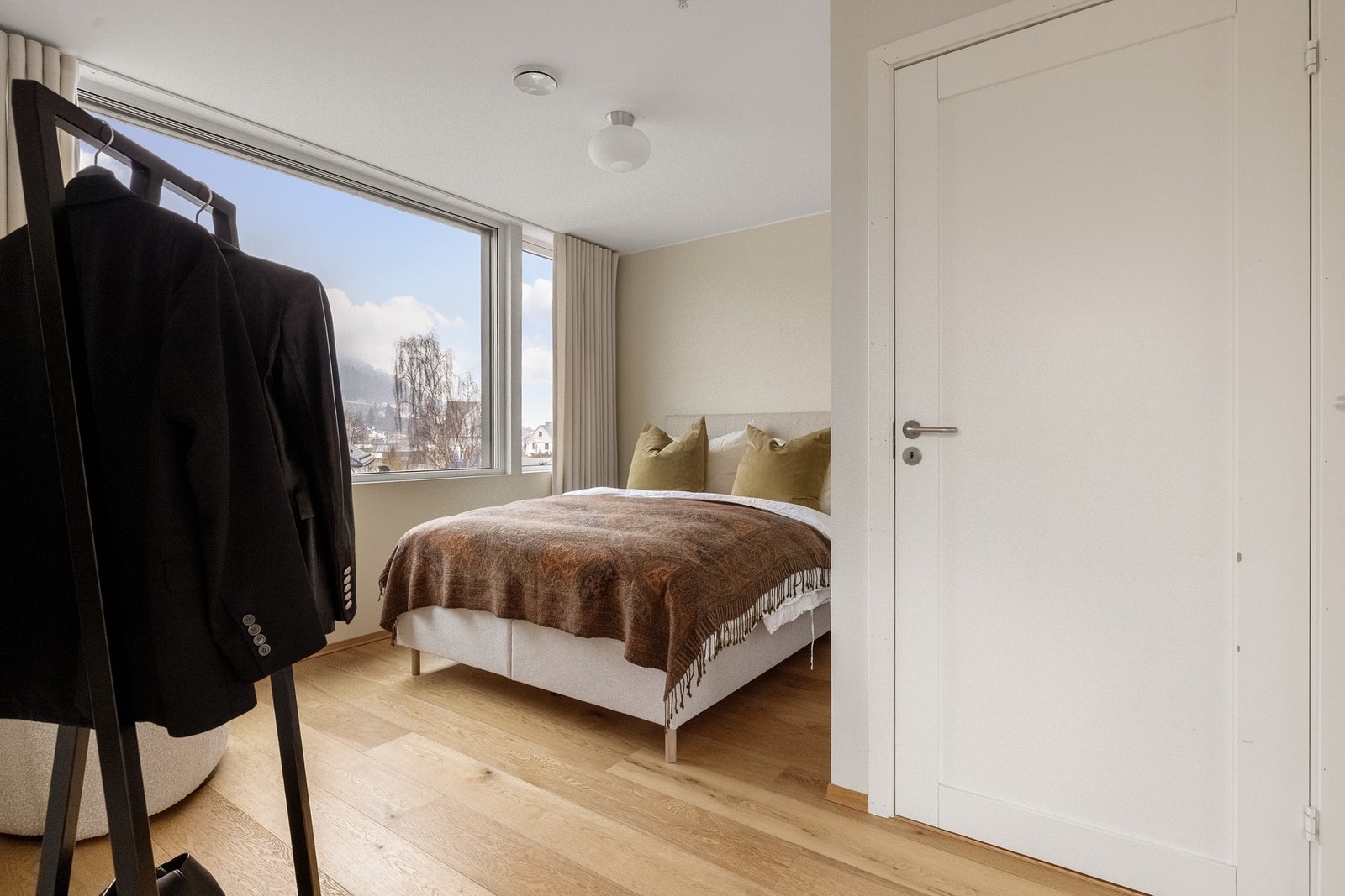 Soverommet har også tilgang til leilighetens bod, som kan brukes som walk-in-closet for den som trenger det. Galleribilde