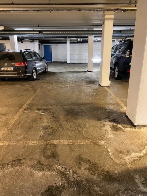 Plass nr. B002 passer for en mindre bil. Lengde på plassen er 4 meter og bredder 2. 4 / 2,9 meter. Galleribilde