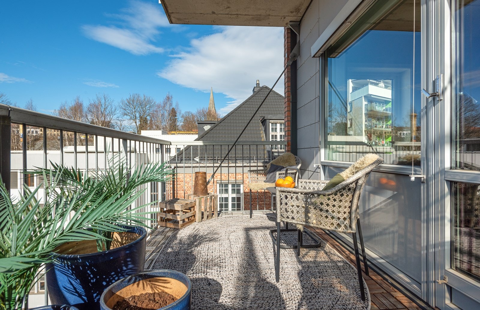 Vestvendt balkong med gode solforhold og utsikt - perfekt for late sommerdager! Galleribilde