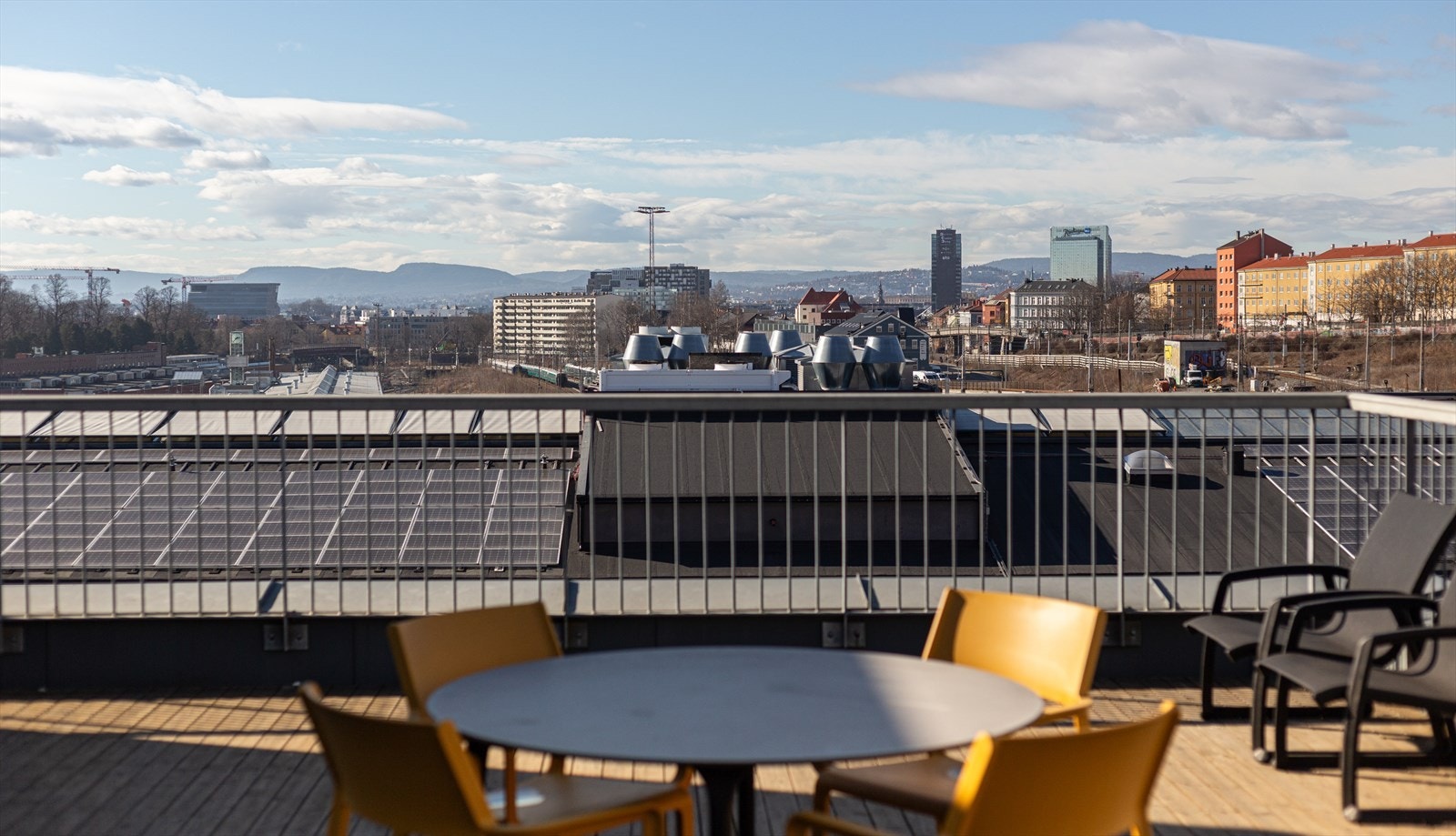 Matbutikk, apotek, bakeri og barnehage i umiddelbar nærhet. Gode kollektivtilbud rett utenfor døren Galleribilde