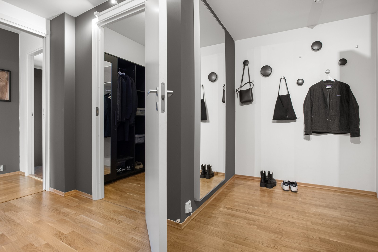 Praktiskt entré/gang med bod/walk-in Galleribilde