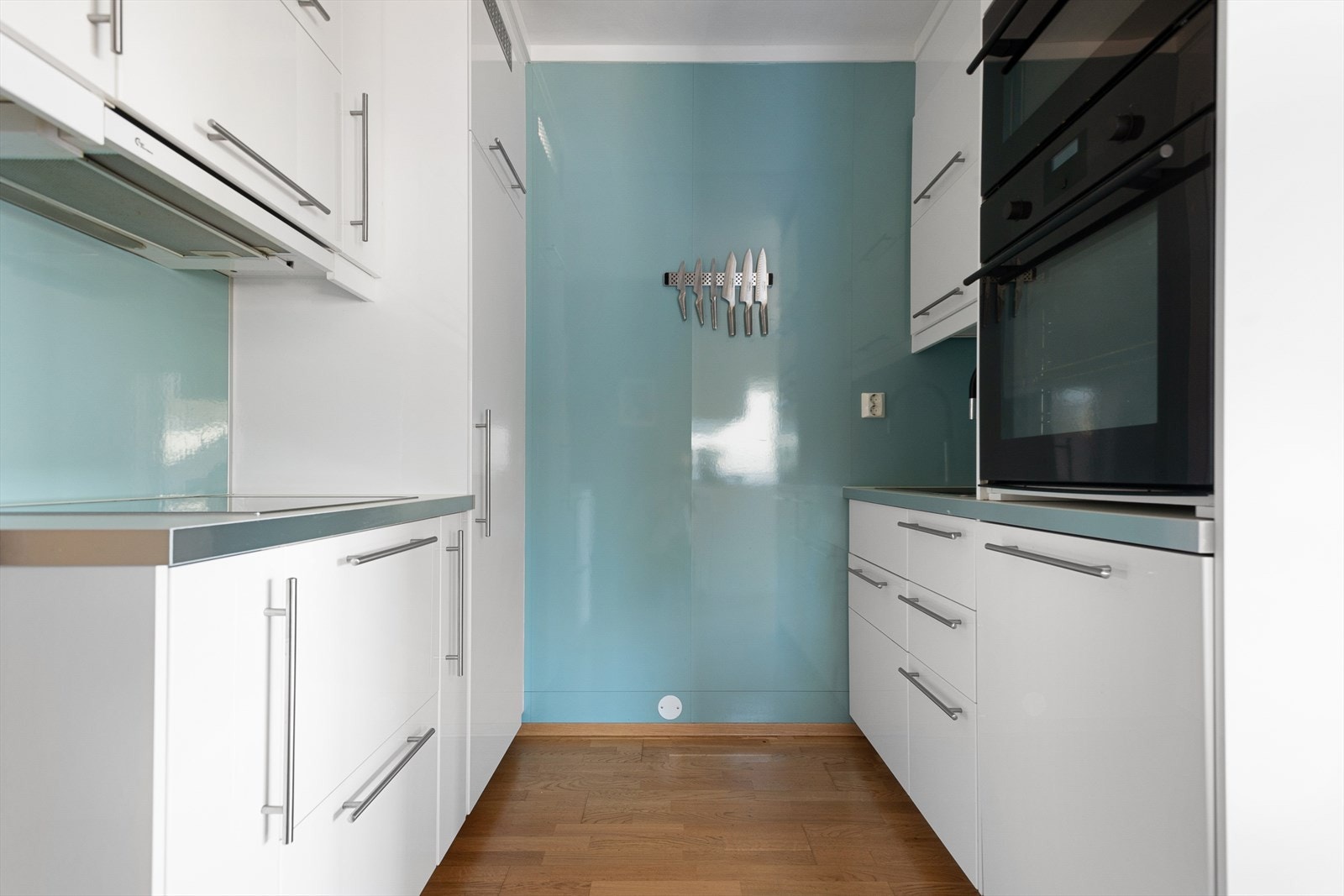 Pen kjøkkeninnredning med glatte laminerte fronter Galleribilde