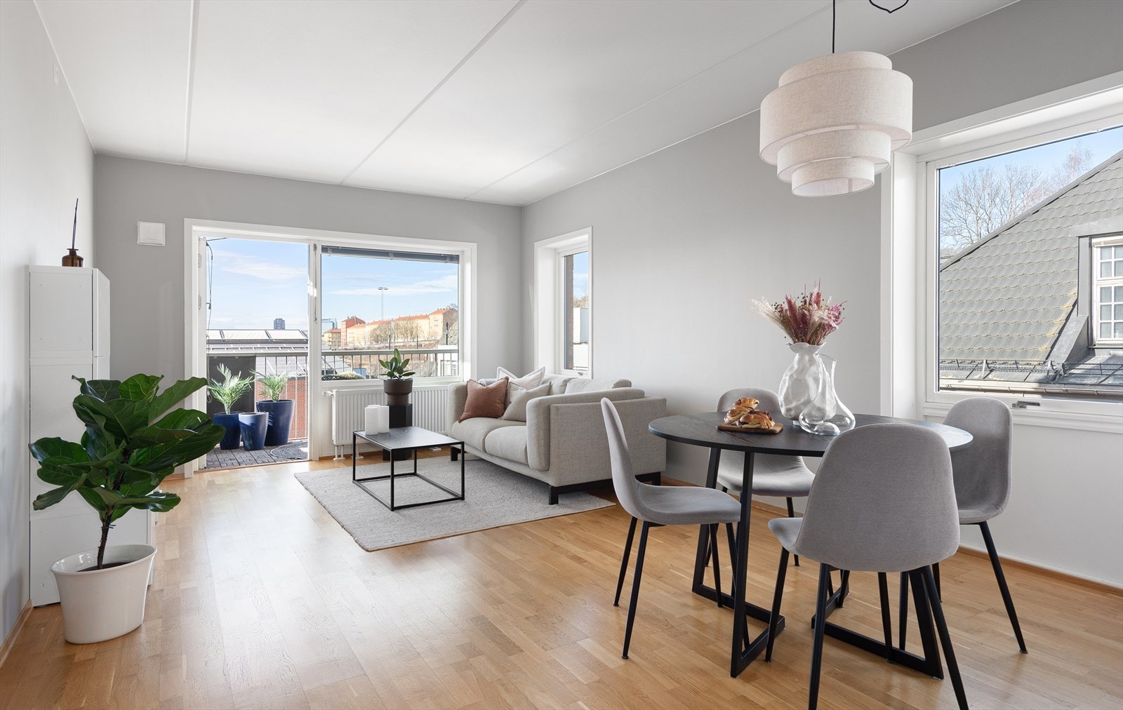 Lys 3-roms hjørneleilighet med fin utsikt og begrenset innsyn Galleribilde