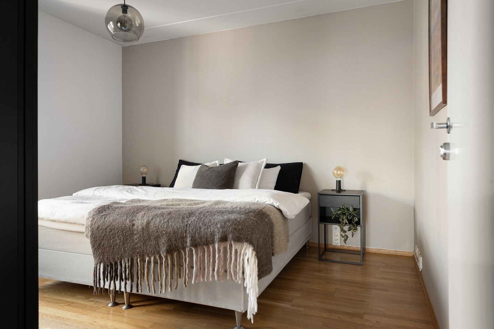 Hovedsoverommet har rikelig med plass til en god seng samt tilhørende møbler Galleribilde