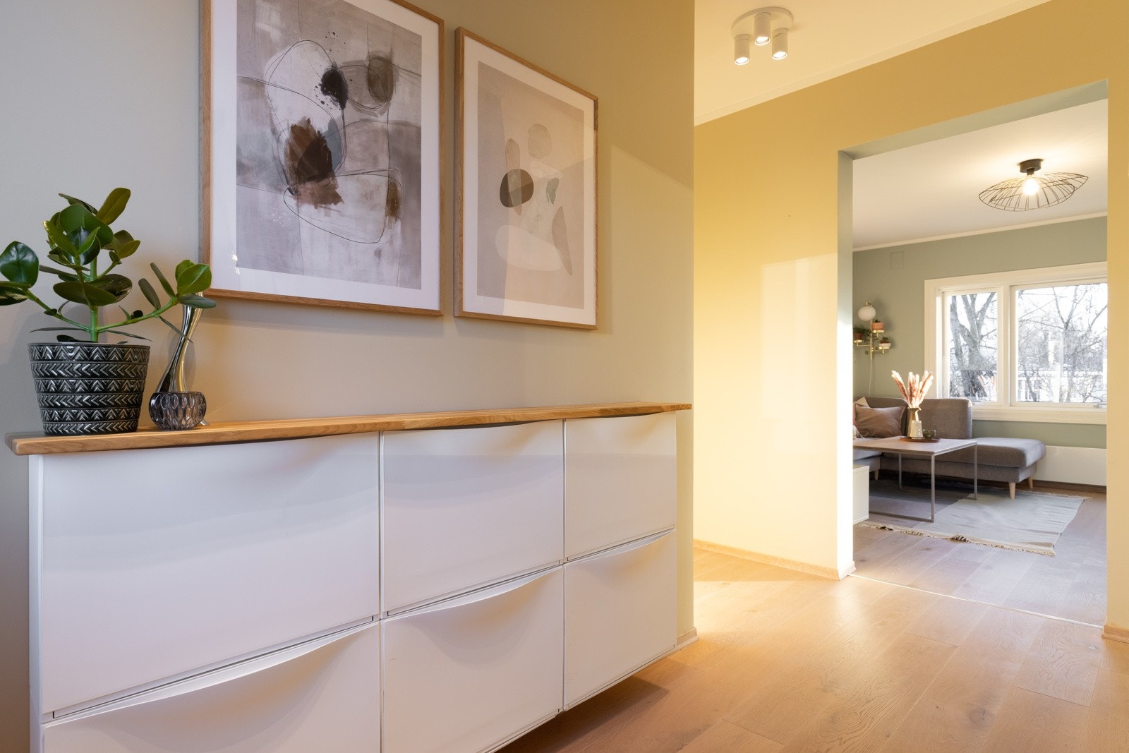 Praktisk hall i forbindelse med trapperom i 2. etasje. Galleribilde