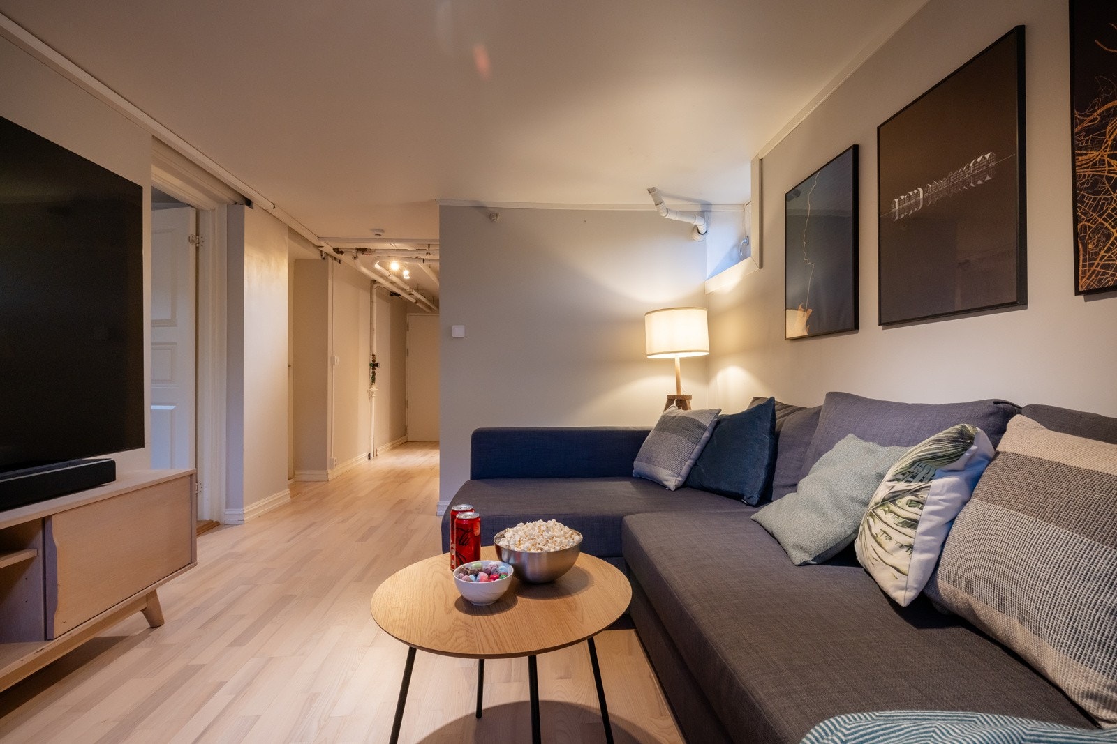 Koselig og meget praktisk kjellerstue i underetasjen. Galleribilde