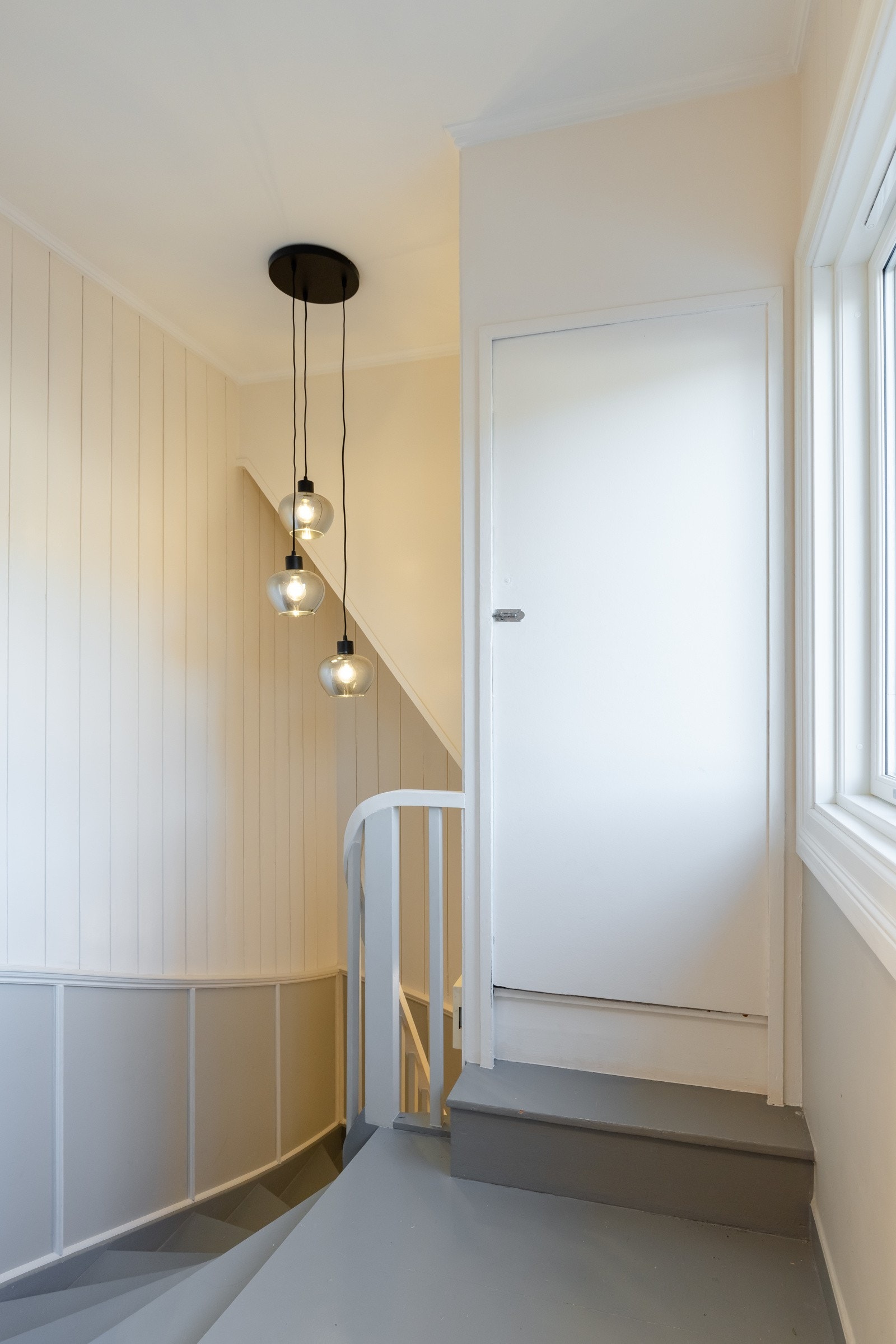 Trapperom i 2. etasje med adkomst til felles uinnredet kaldloft. Gulv på loft er kledd med panelbord. Galleribilde