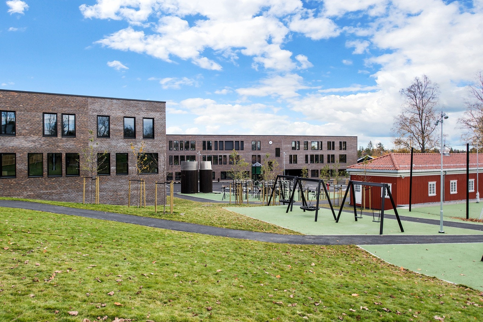 Eiendommen sogner til Holmen skole. Skolen stod ferdig til skolestart 2018 og har siden opparbeidet seg et godt rykte. Galleribilde
