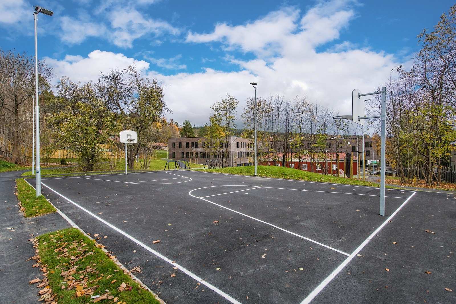 Basketballbane ved Holmen Skole. Galleribilde