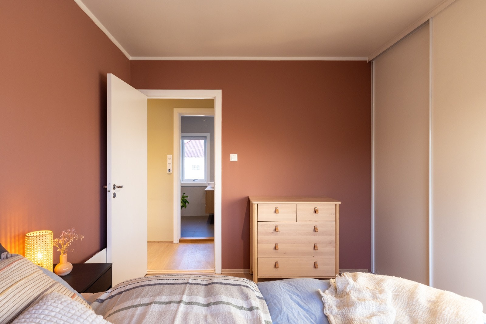 Soverom 1 har en stor skyvedørsgarderobe. Galleribilde