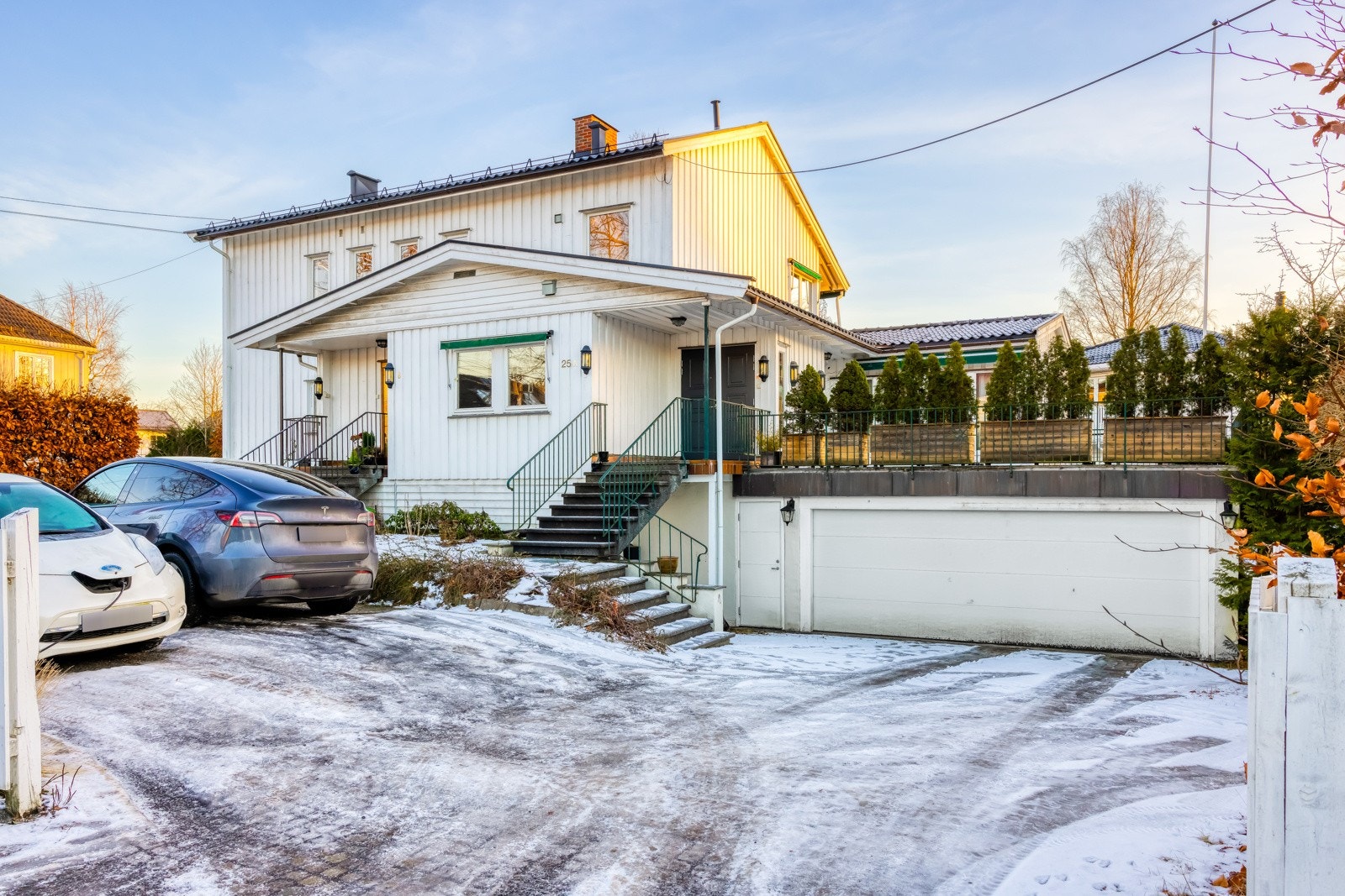 Seksjonen disponerer to biloppstillingsplasser på felles areal (til venstre på bildet). Galleribilde