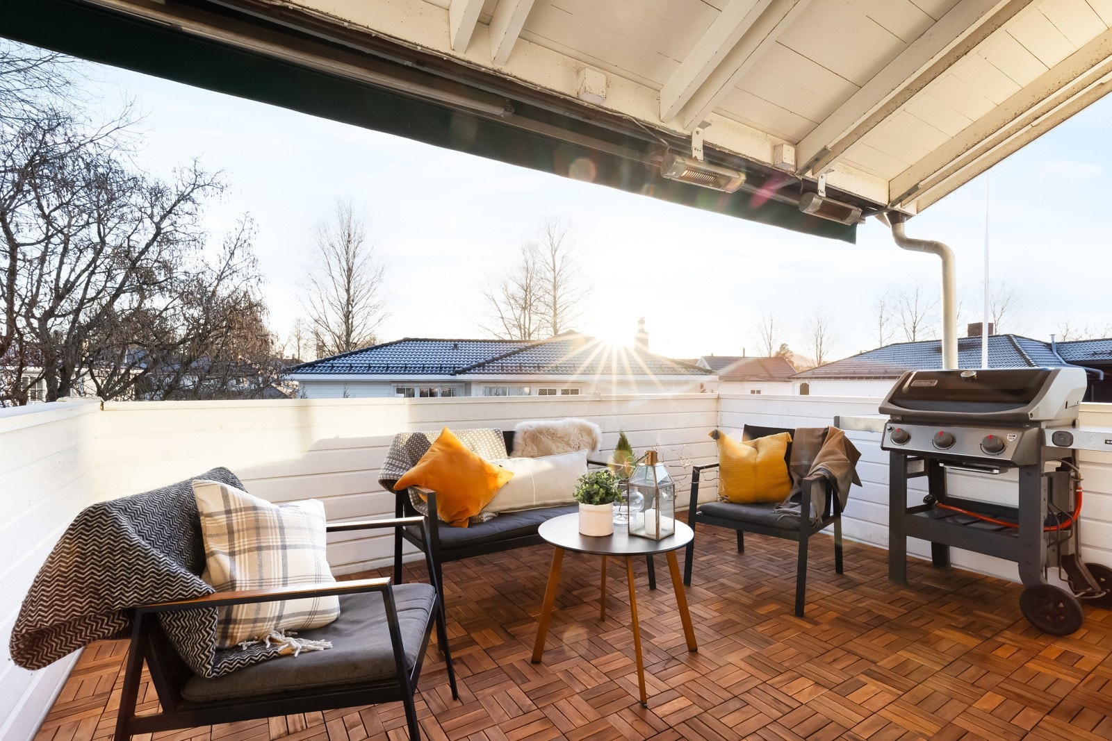 Boligen har en romslig veranda vendt mot sydøst. Her kan solen nytes fra formiddag til sen ettermiddag (sommertid). Galleribilde