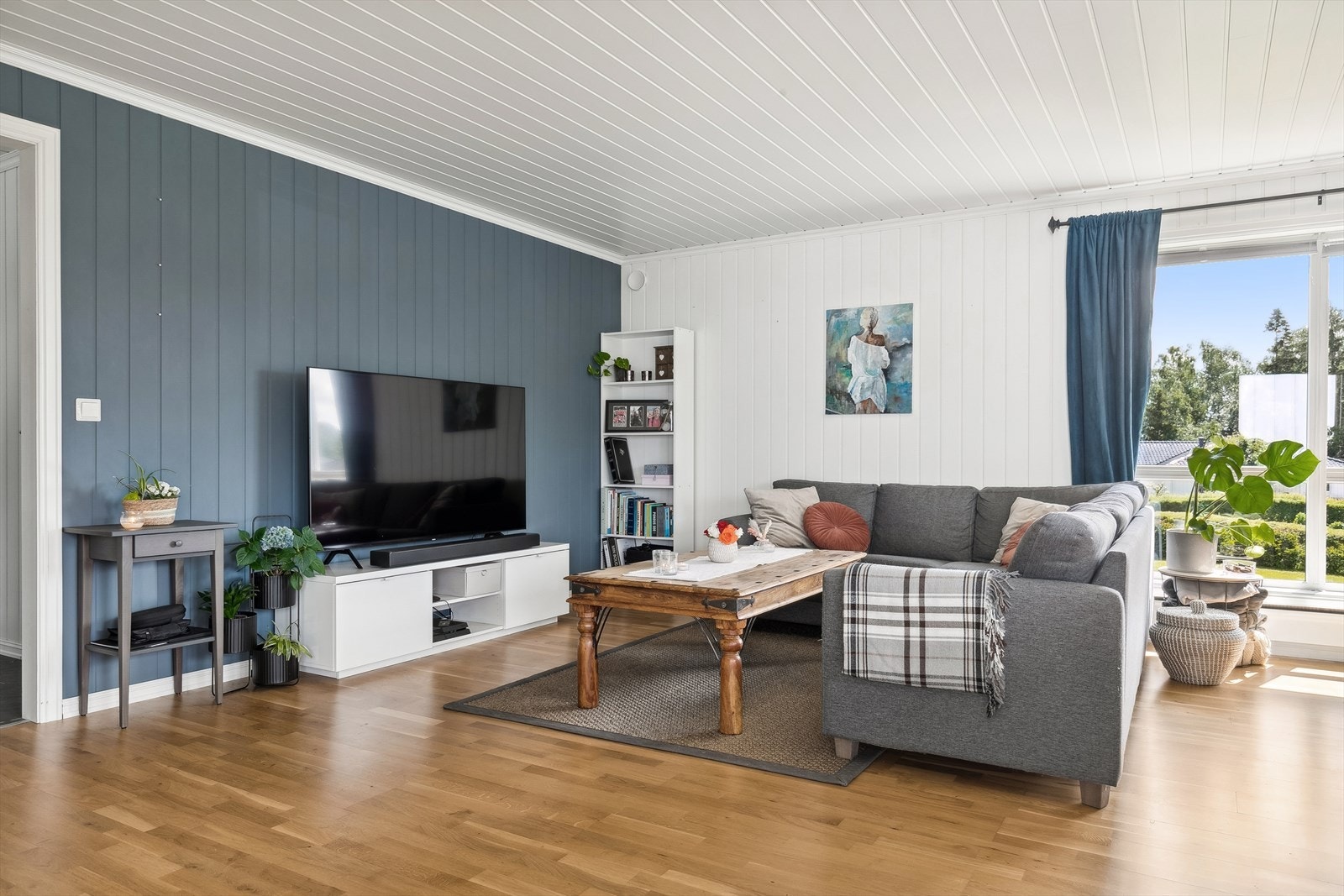 Her har du naturlig plass til både sofagruppe og TV med tilhørende møblement. Galleribilde