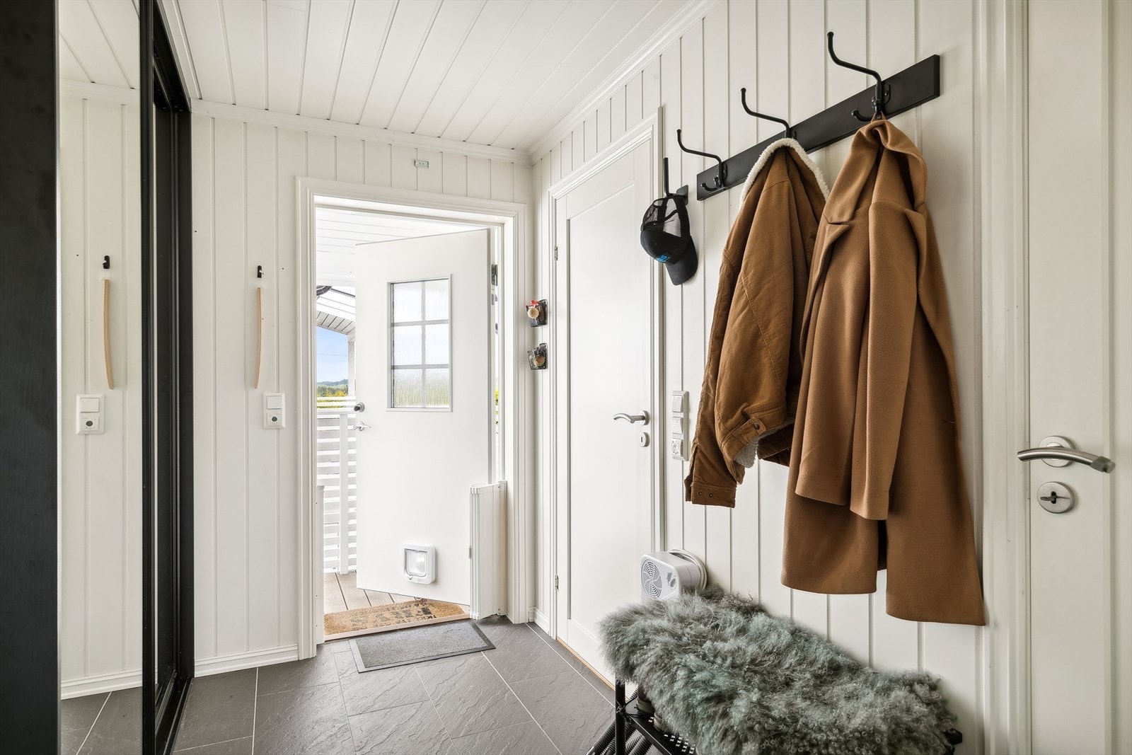 Innenfor døren kommer du til en romslig og trivelig entré. I skyvedørsgarderoben er det plass til å henge fra seg yttertøy, samt sette fra seg sko. Galleribilde