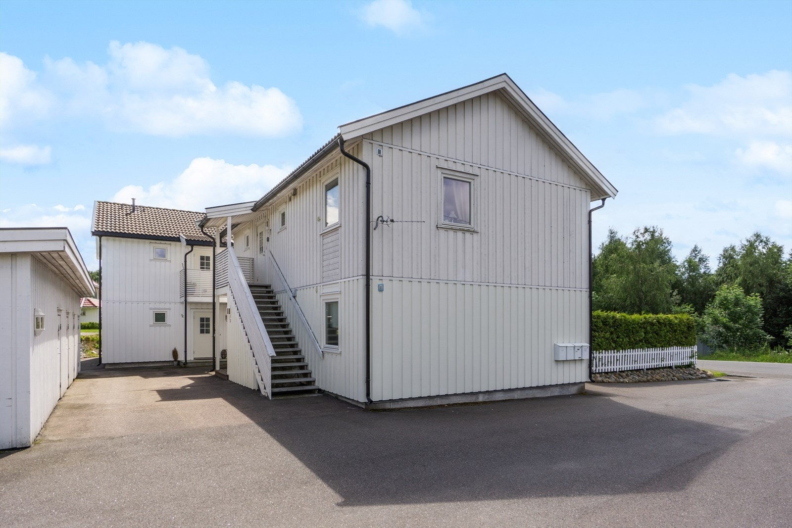 Parkering på felles p-plass. Galleribilde