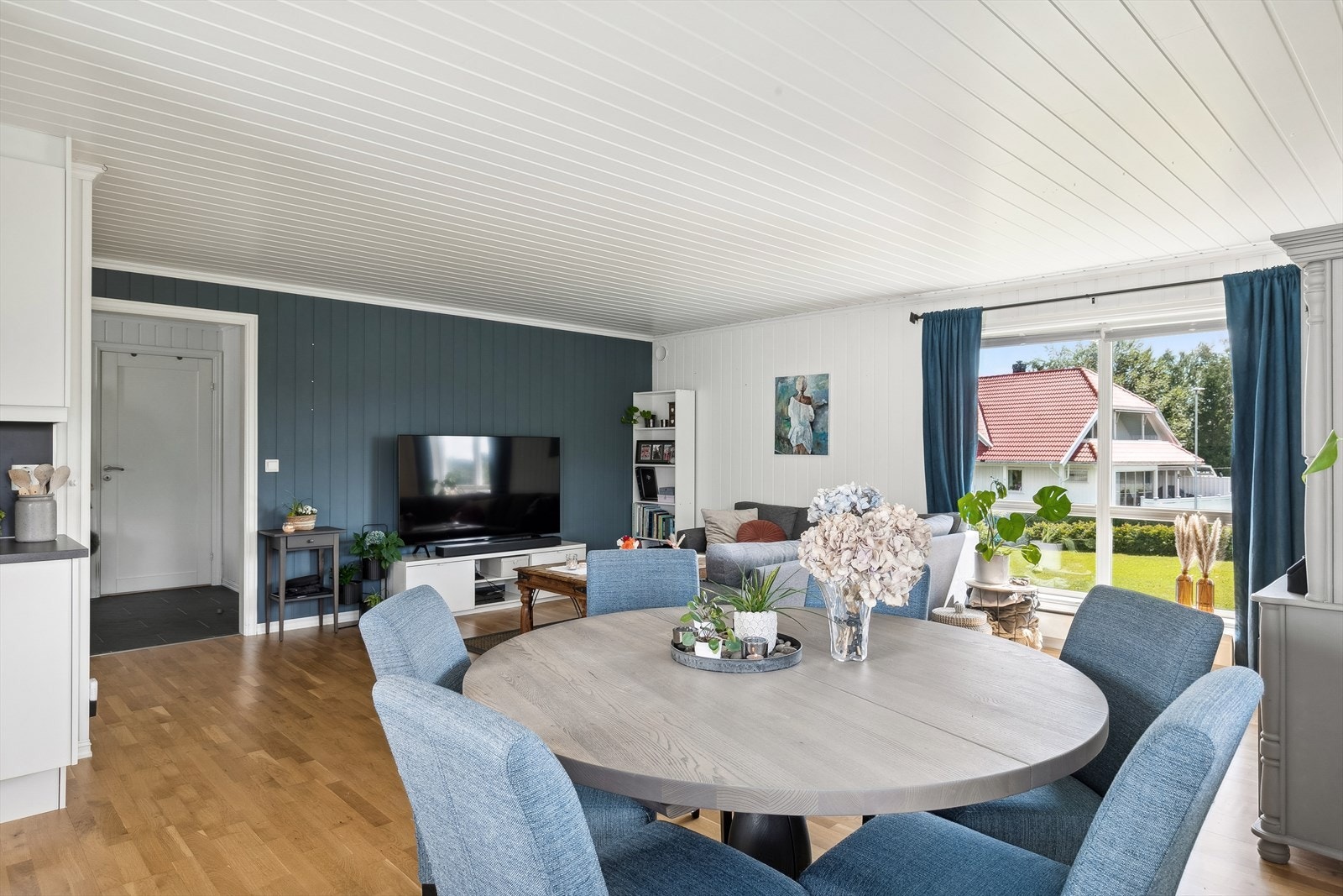 Lys og romslig stue, et rom for avkobling og hygge! Galleribilde