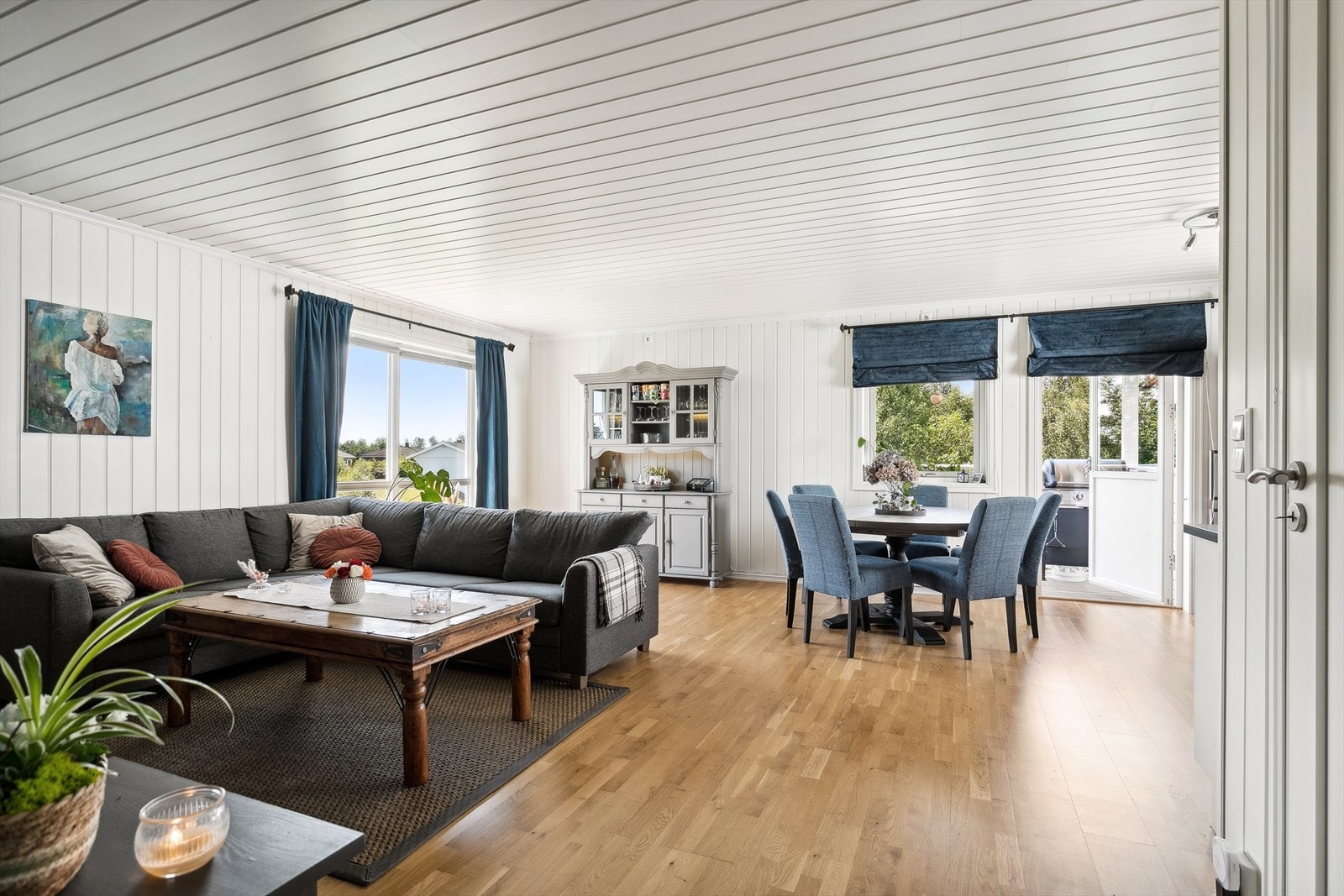 Åpen stue- og kjøkken løsning. Dette sammen med den praktiske planløsningen sørger for en luftig atmosfære. Galleribilde