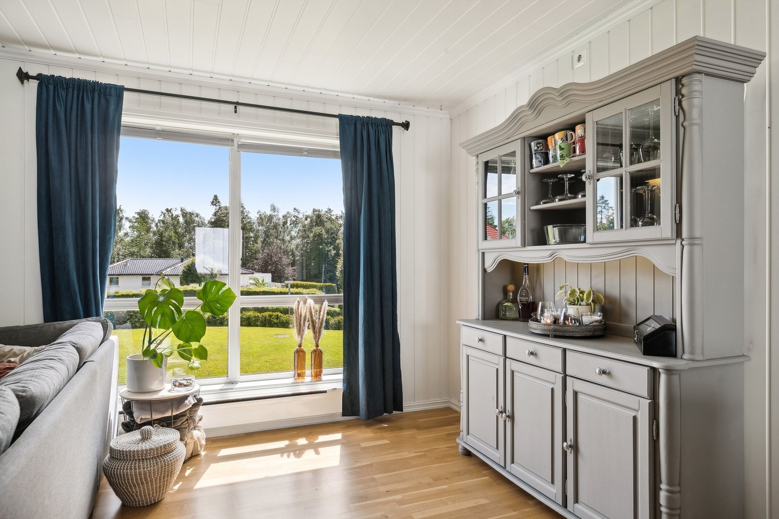 De store vindusflatene slipper inn rikelig med lys. Galleribilde