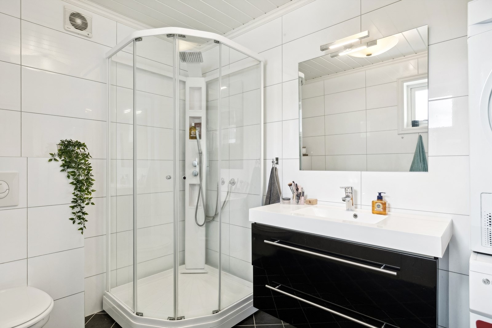 Badet inneholder det du trenger: vegghengt toalett, dusjkabinett (nytt i 2021), opplegg for vaskemaskin og innredning med vask. Det er varmekabler i gulv. Galleribilde