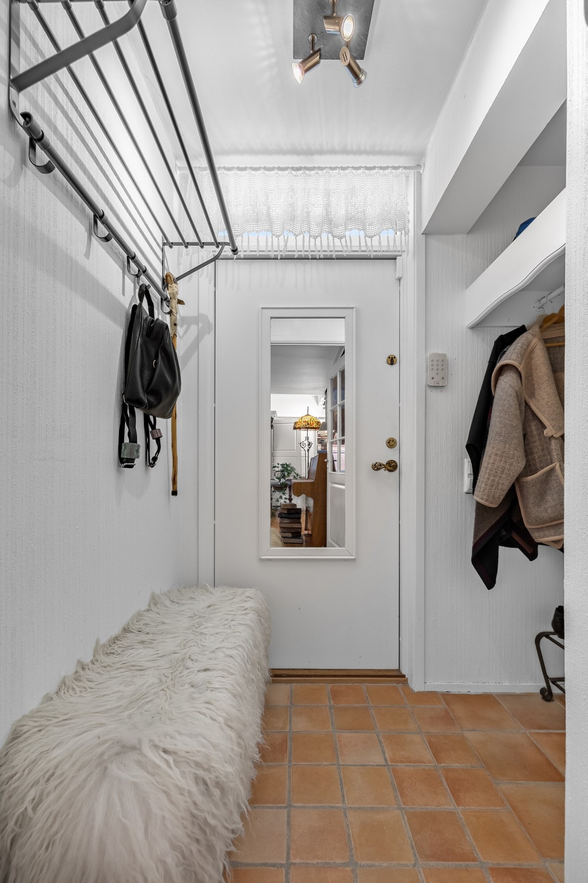 Entré med vegghengte oppbevaringsløsninger. Galleribilde