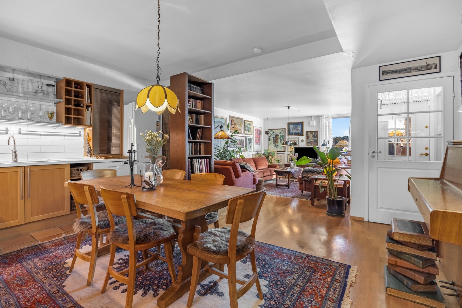 Dette er en lys og stor 2-roms leilighet, beliggende i 6. etasje med heisadkomst. Galleribilde