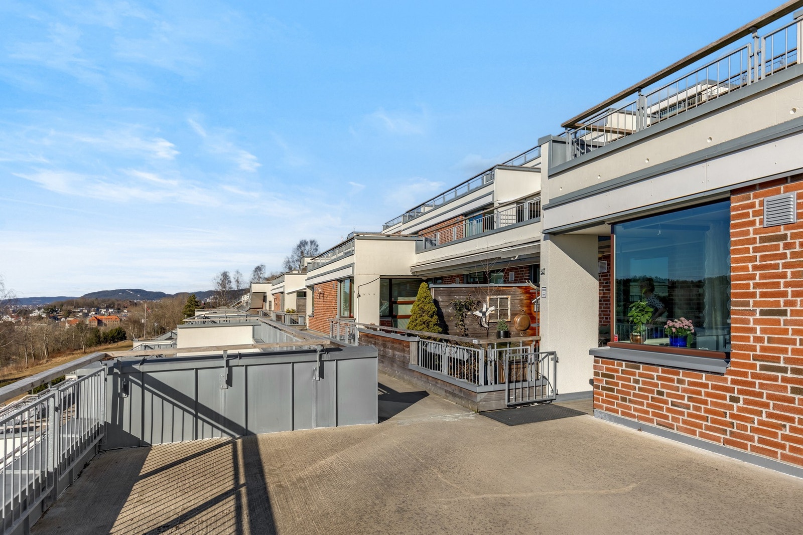 Du ønskes velkommen inn via en svalgang med herlig utsikt mot Østensjøvannet. Trappefri adkomst inn til boligen. Galleribilde