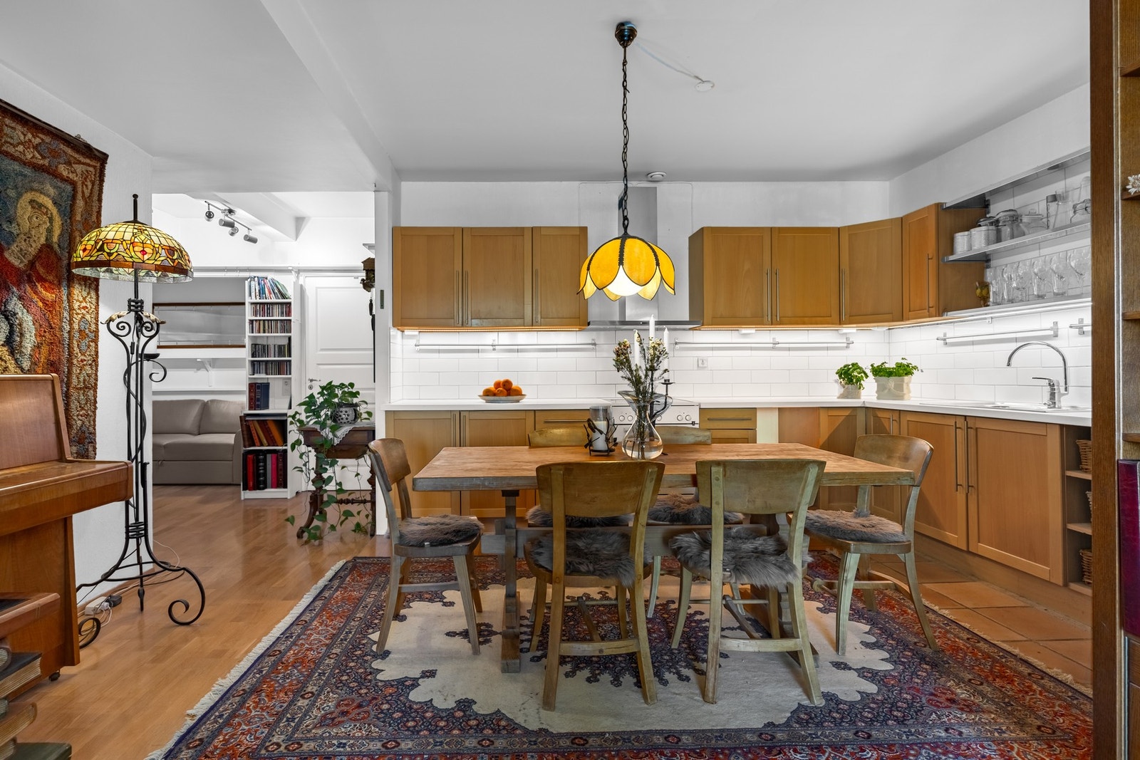 Det store spisebordet finner sin naturlige plass i tilknytning til kjøkkenet Galleribilde