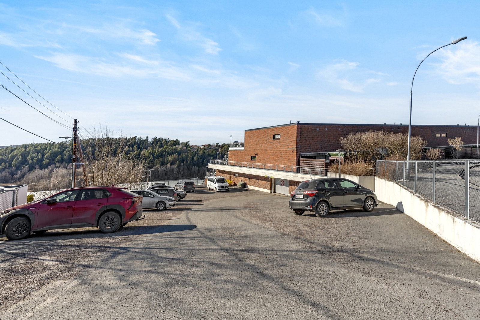 Det er gjesteparkering i borettslaget med innkjøring inn til garasjeanlegget. Galleribilde