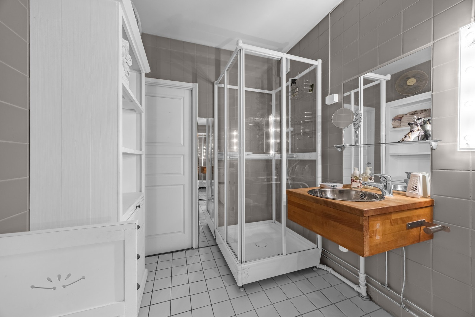 Baderom opplyst om å være fra 2003 (tidligere salgsoppgave) med behov for modernisering. Galleribilde