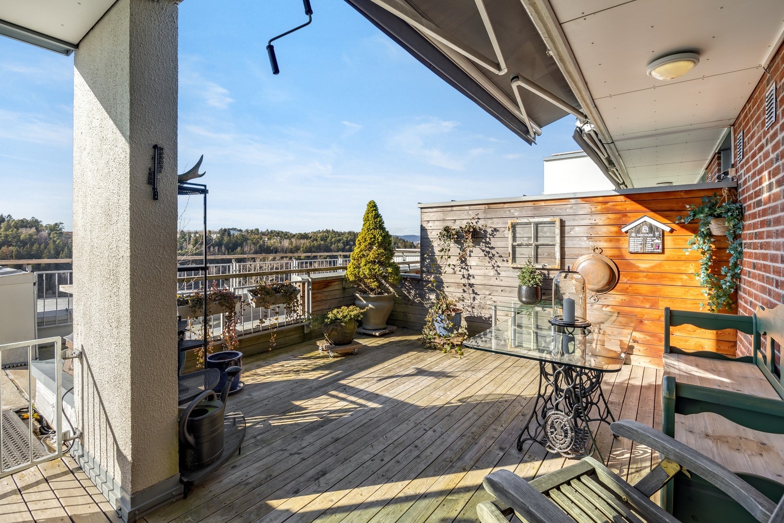 Terrassen er målt til ca. 19 m² med flott utsikt mot naturskjønne omgivelser. Galleribilde