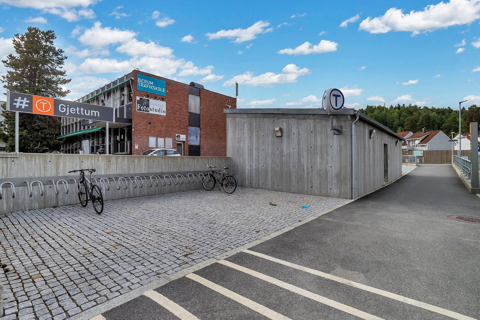 Området gir mulighet for offentlig kommunikasjon via buss og T-bane, begge deler i kort gangavstand. Galleribilde