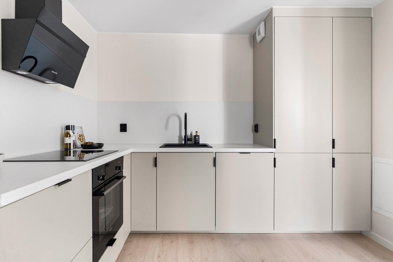 Innredningen har rikelig med underskap, stor benk som gir gode arbeidsflater til hobbykokkens glede. Galleribilde