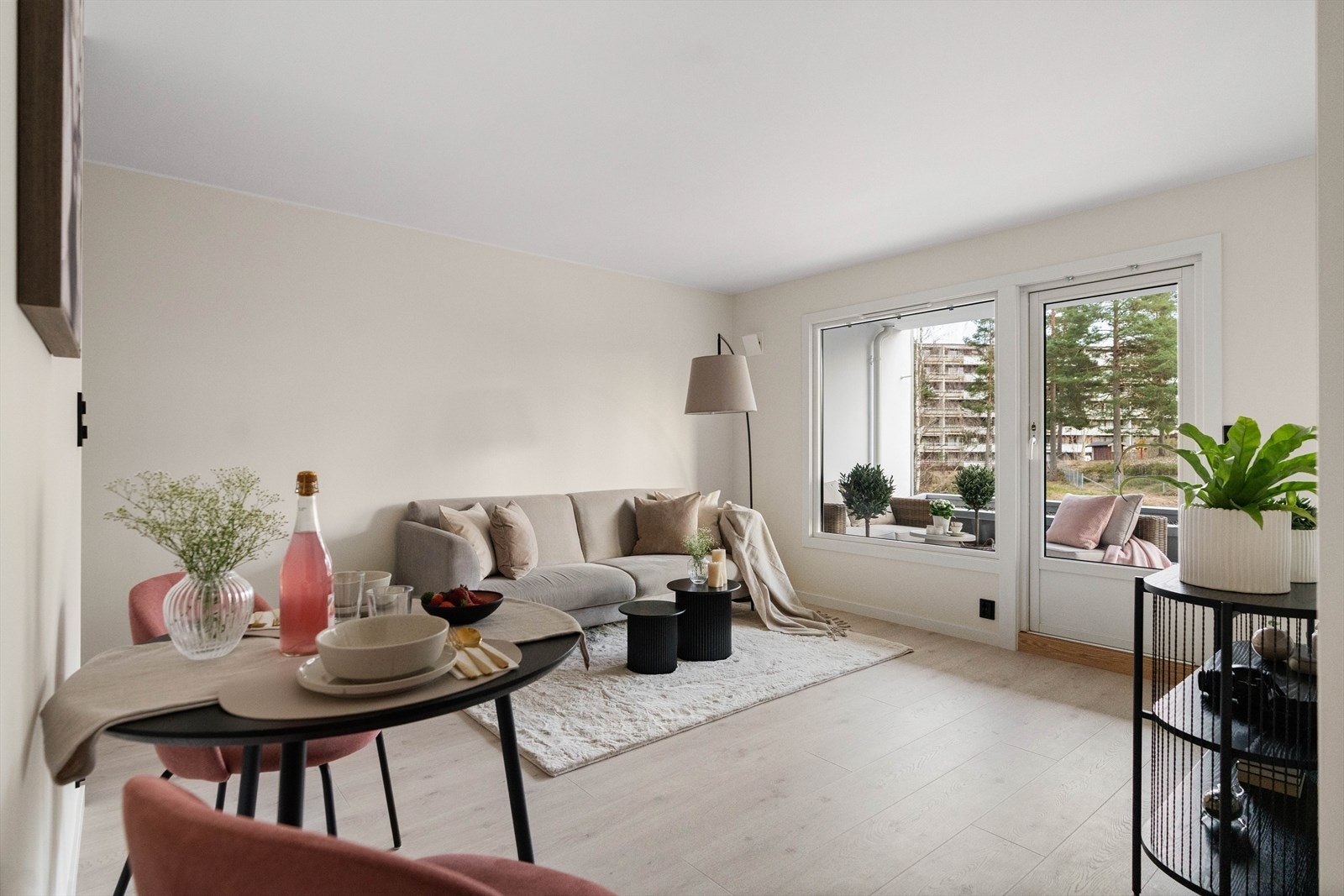 Sjeldent lekker, lys og usjenert 2r leilighet m/stor balkong, utsikt og påkostet standard fra 2025 sin helhet Galleribilde