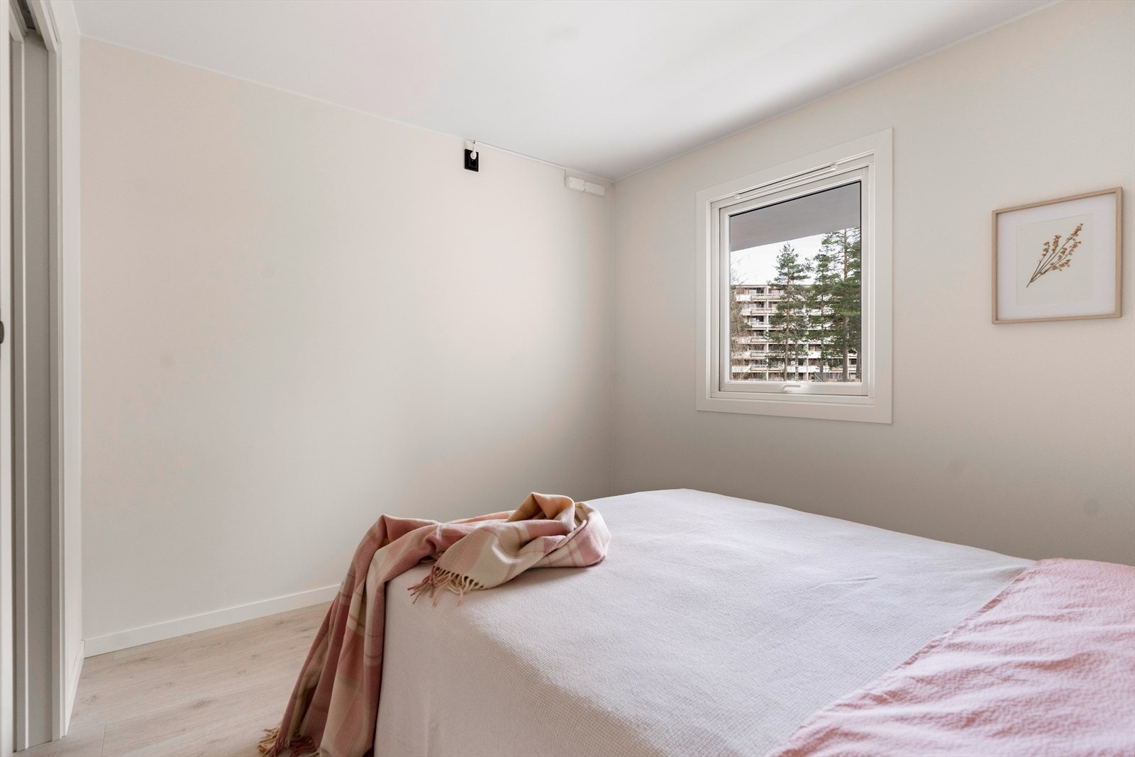 På veggen har man plass til garderobeskap Galleribilde