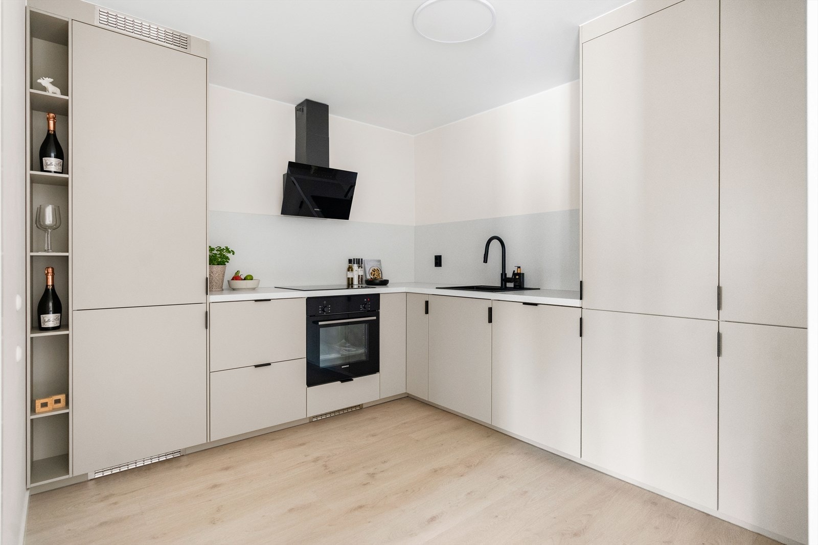 Stuen og kjøkkenet ligger med delvis åpen løsning, og sammen utgjør de et sosialt og delikat rom med funksjonelle arbeidsflater og gode møbleringsmuligheter. Galleribilde