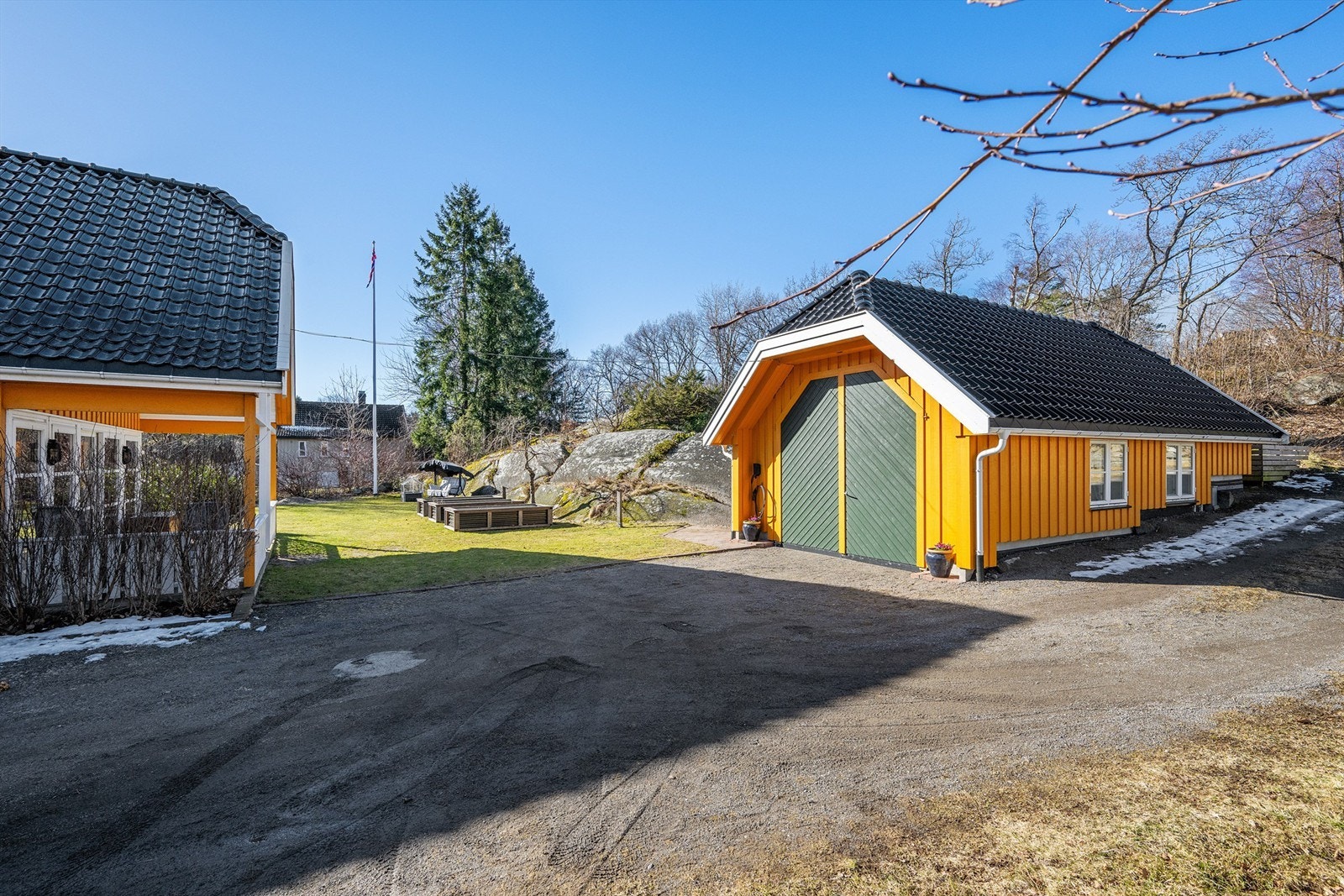 Romslig gårdsplass og garasje. Galleribilde