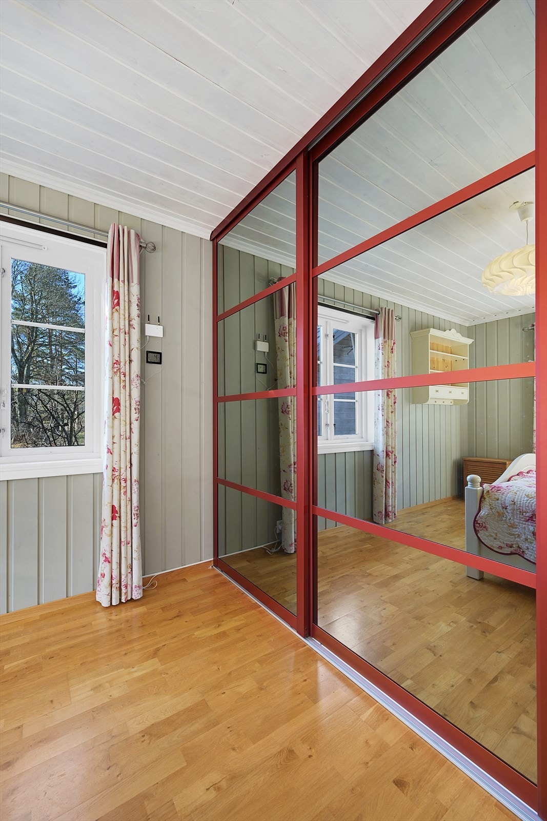 Plassbygget skyvedørsgarderobe med speildører. Galleribilde