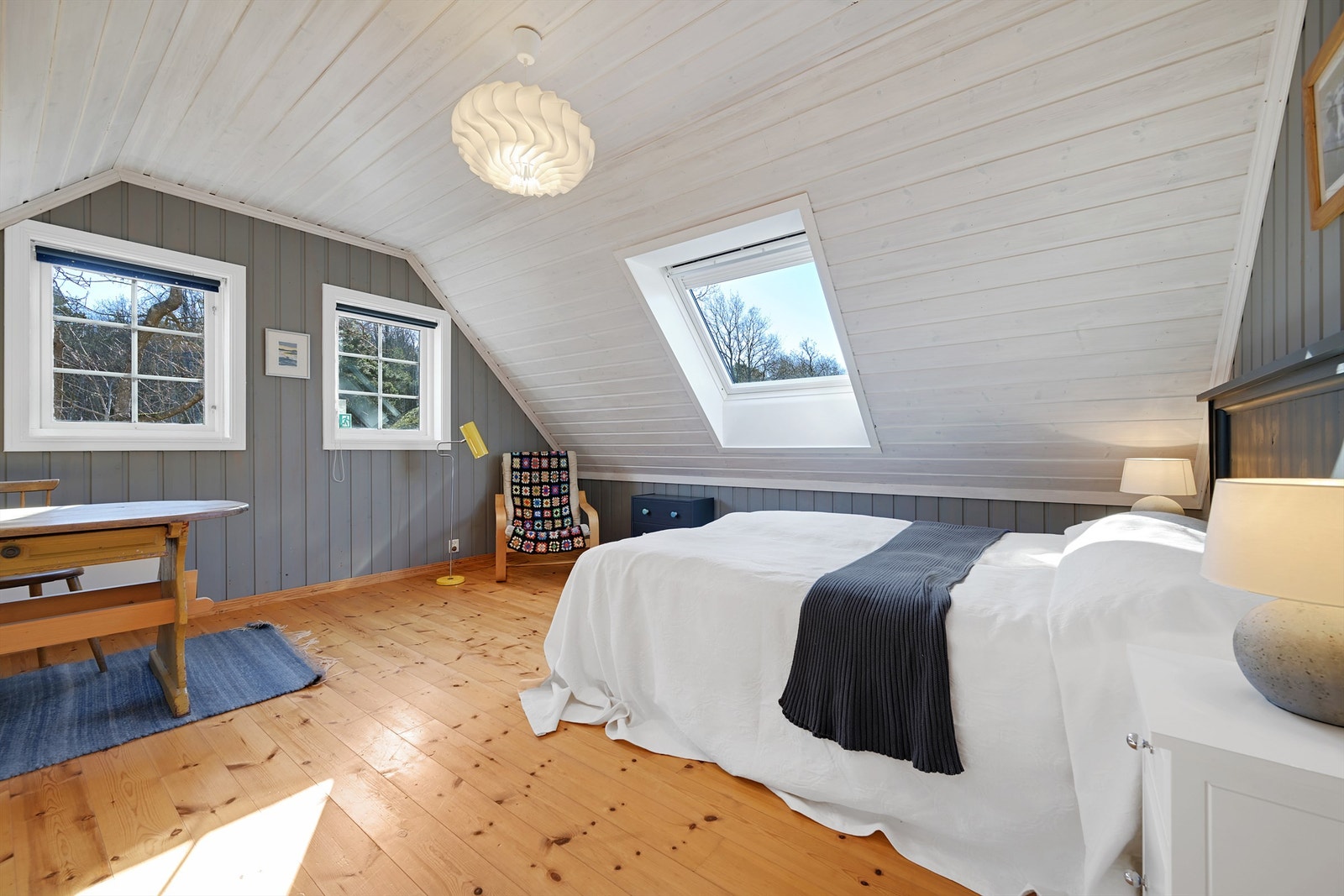 Rommet er forberedt for å deles opp i to soverom ved å sette opp en lettvegg. Galleribilde