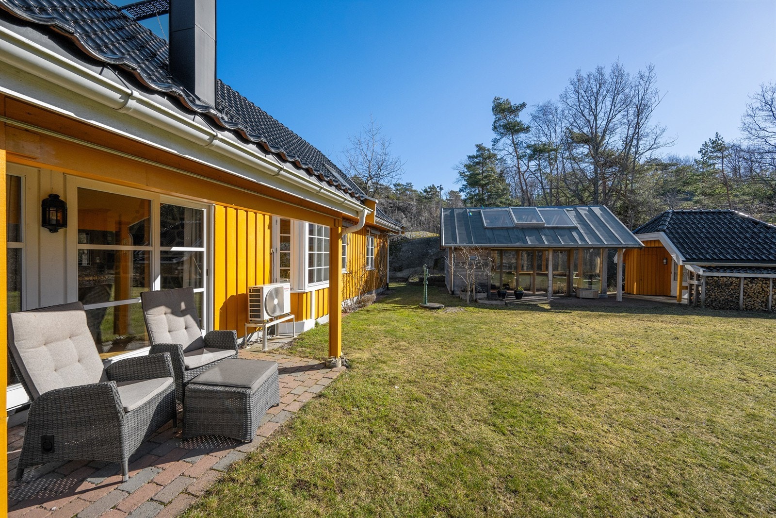 Gode solforhold og flotte uteplasser med en god solvegg. Galleribilde