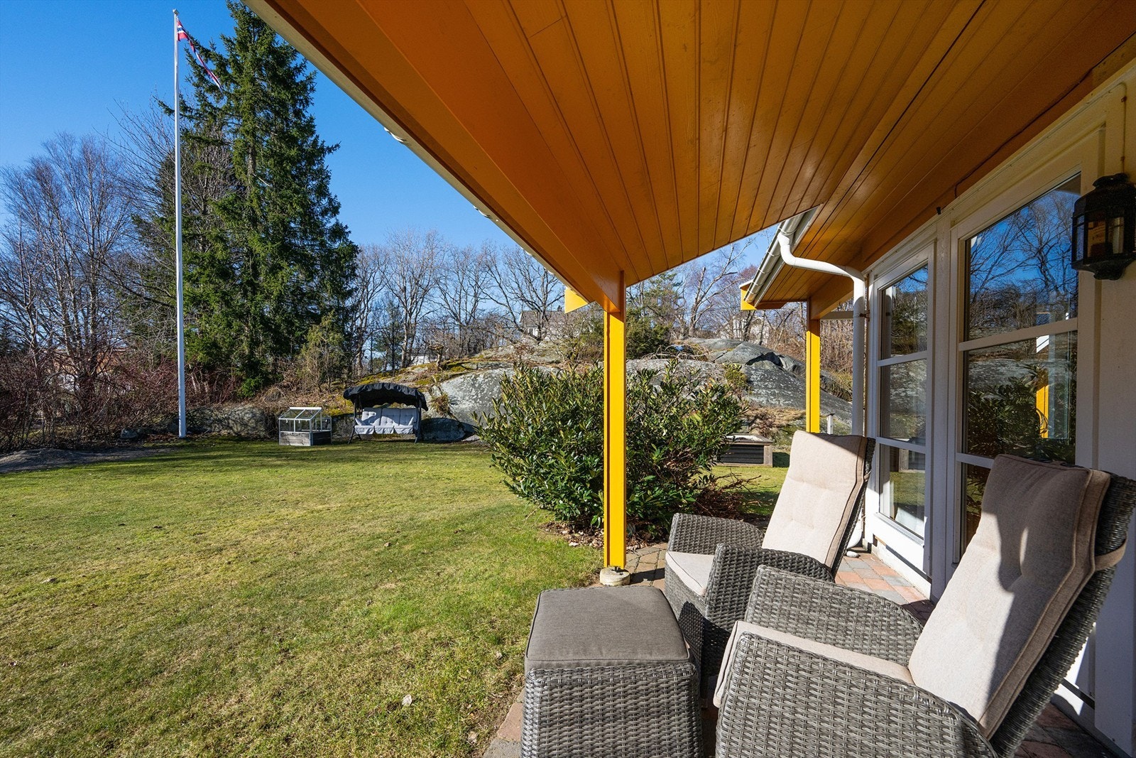 Deilig solvegg med utsikt mot den hyggelige hagen. Galleribilde