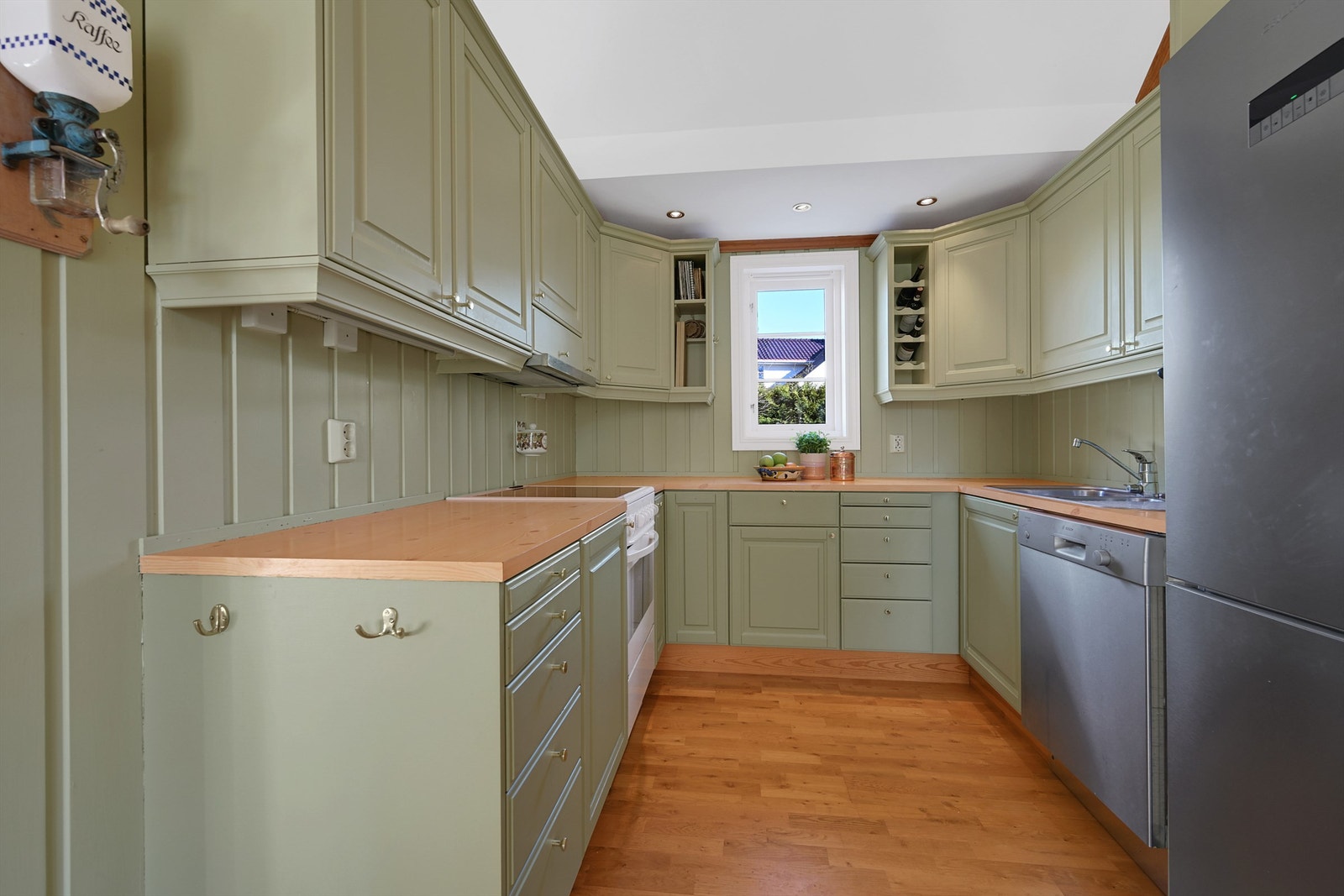 Det er avsatt plass til frittstående kjøl/fryseskap, oppvaskmaskin og komfyr. Galleribilde