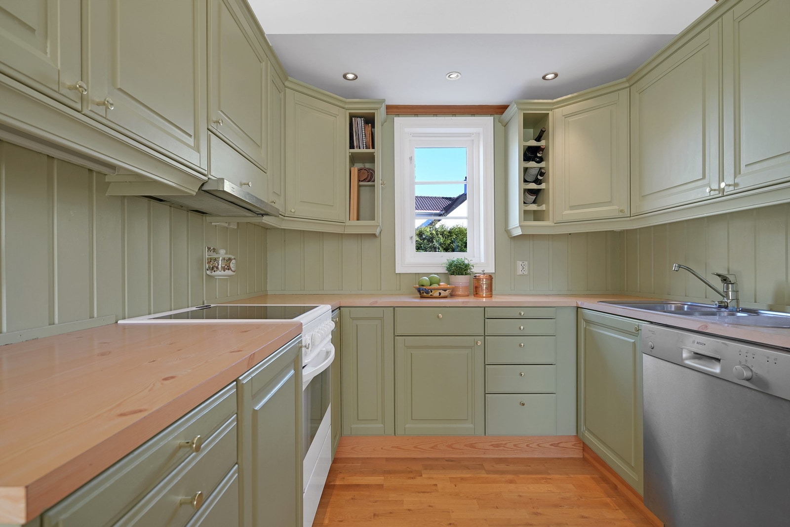 Delikat kjøkken med god skap- og benkeplass. Galleribilde