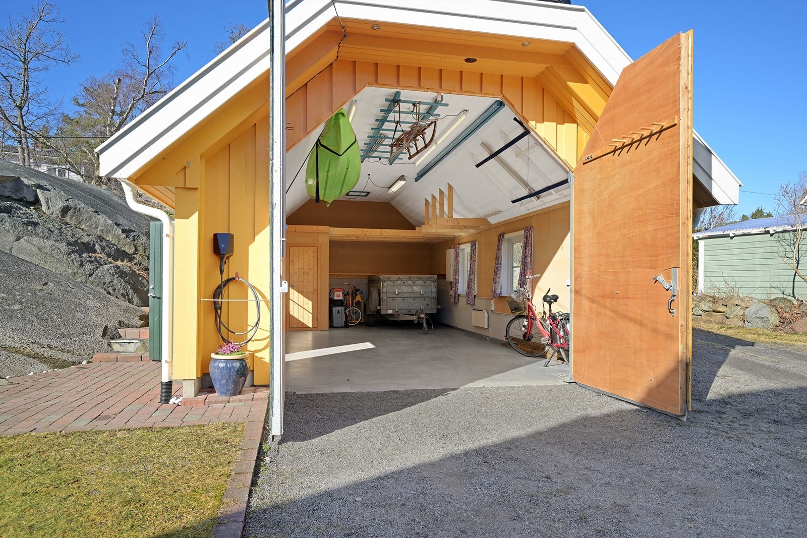 God plass til diverse oppbevaring, eller parkering av bil. Galleribilde