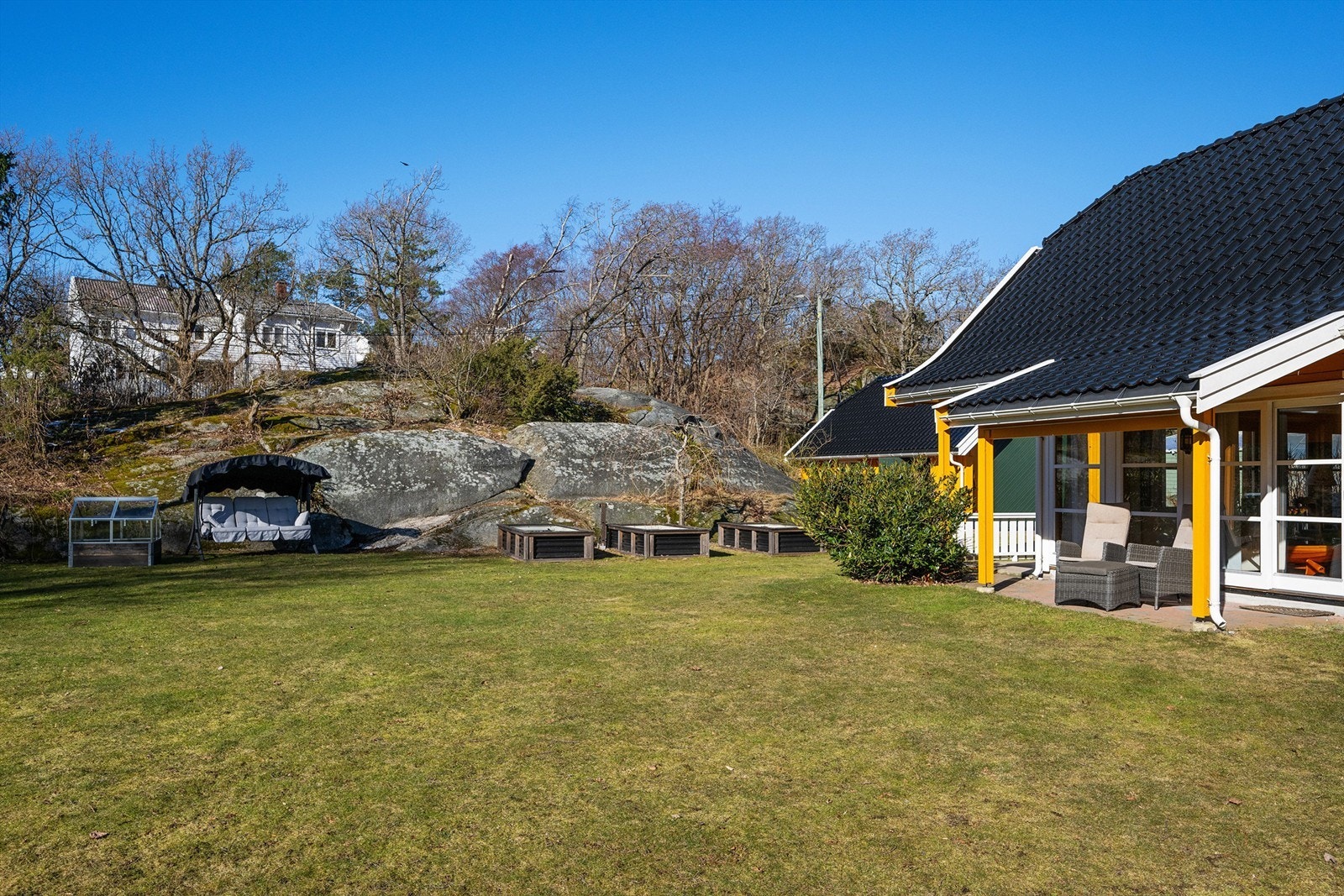 Romslig tomt på 1380,6 kvm som er pent opparbeidet. Galleribilde